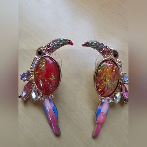 Euc Betsey Johnson parrot earrings